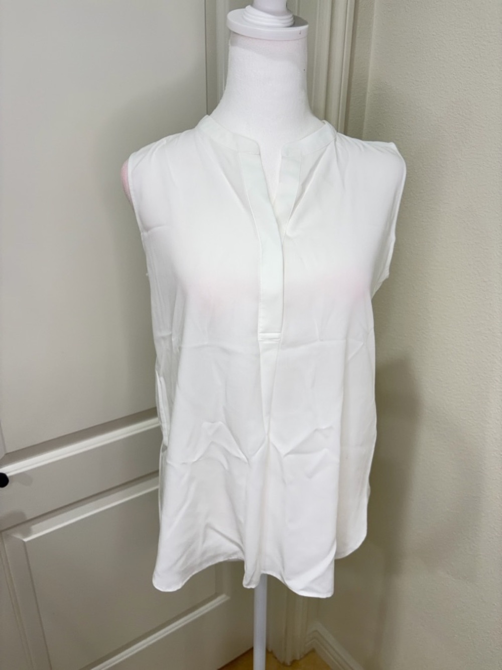 ⭐UNIQLO NWT Sleeveless White V-Neck Tunic Top